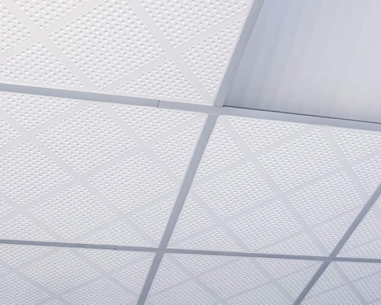 faux plafond avec une dalle ouverte